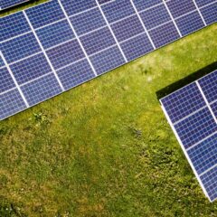 Zonnepanelen en laadpalen: stap slim over op duurzame energie
