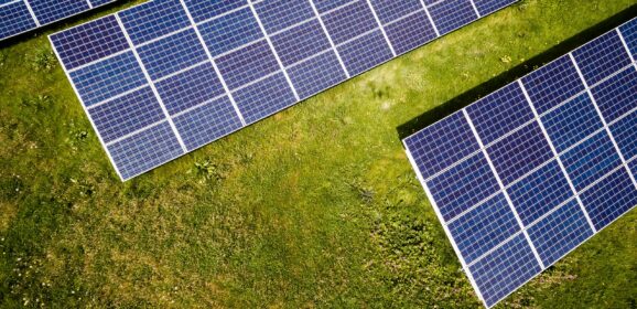 Zonnepanelen en laadpalen: stap slim over op duurzame energie